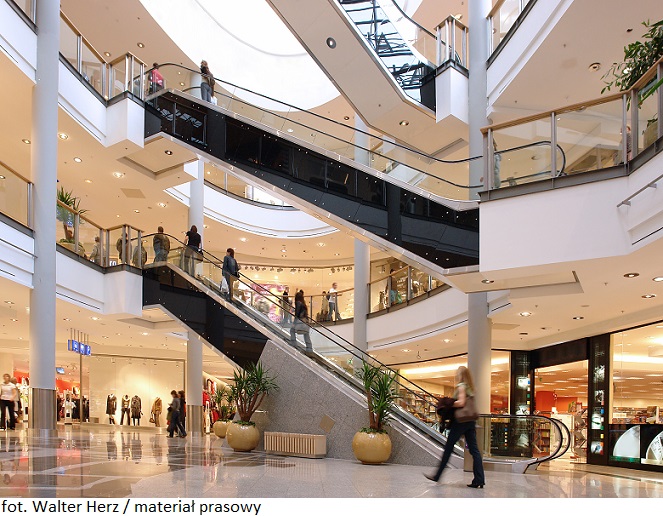 Shoppers,At,Multilevel,Shopping,Center