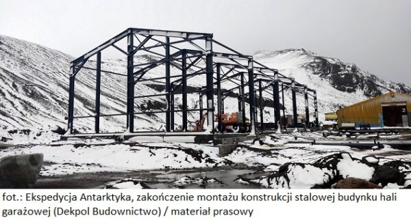 Ekspedycja Antarktyka_zakończenie montażu konstrukcji stalowej budynku hali garażowej_Dekpol Budownictwo