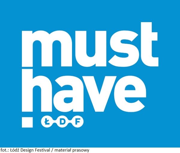 03.must have_logo_niebieska apla_z dopiskiem