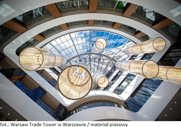 Lobby warszawskiej nieruchomości inwestycyjnej Warsaw Trade Tower w świetle kryształów